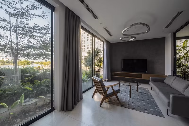 Các khối công năng cũng được sắp xếp lùi lại để dành chỗ cho khoảng vườn xanh mát.