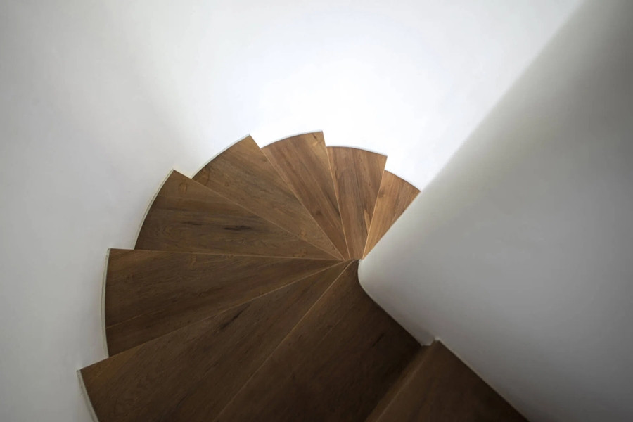 Cầu thang gỗ xoắn ốc tạo tính thẩm mỹ.