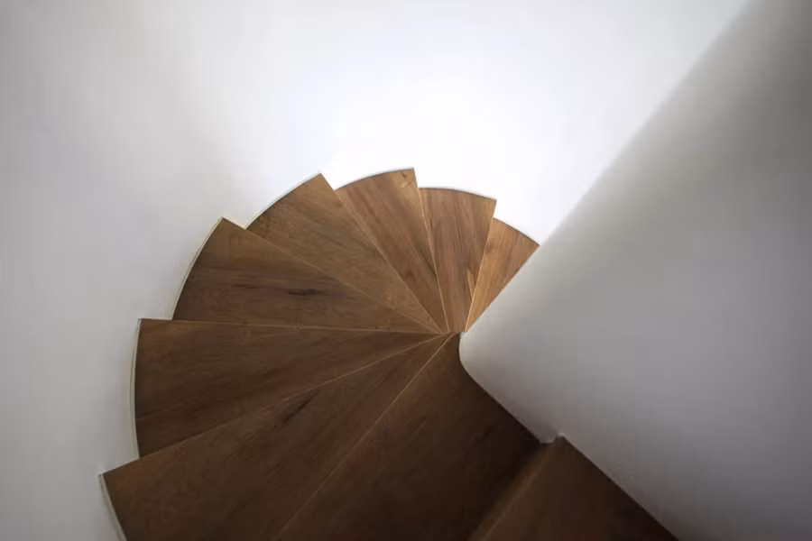 Cầu thang gỗ xoắn ốc tạo tính thẩm mỹ.