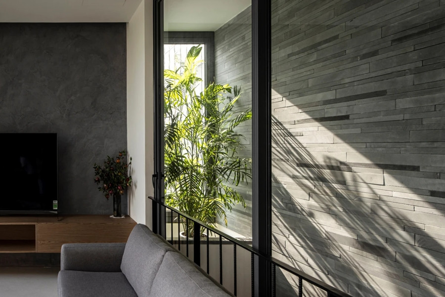 Không gian bên trong nhà rộng mở, chủ nhà có thể tận hưởng được sự thoáng đãng và tầm nhìn toàn cảnh ra khu hồ và bùng binh trước mặt.