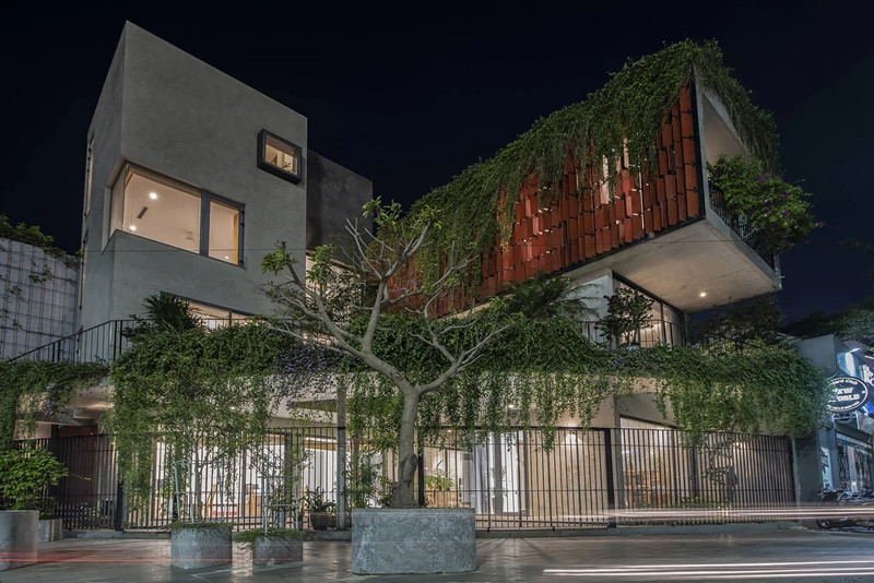 Căn nhà được thiết kế đáp ứng từ những yếu tố thích ứng với bối cảnh và phù hợp với công năng sử dụng của gia chủ.