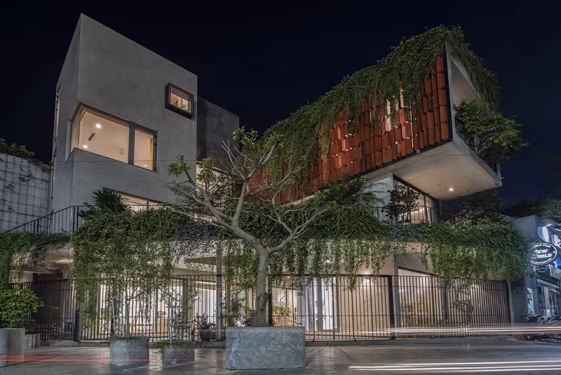 Căn nhà được thiết kế đáp ứng từ những yếu tố thích ứng với bối cảnh và phù hợp với công năng sử dụng của gia chủ.