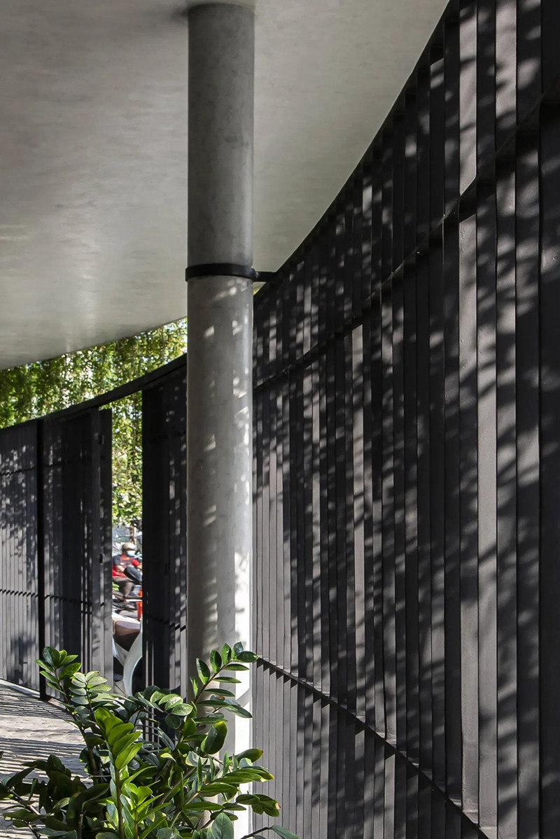 Thiết kế nhà còn tối ưu hóa ánh sáng tự nhiên, sử dụng giải pháp hai lớp với gạch men được chọn để đảm bảo độ bền trước các điều kiện thời tiết khắc nghiệt.