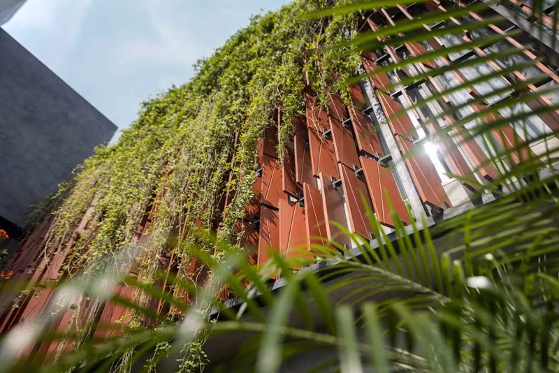 Thay vì thiết kế một khối hình kiến trúc xuất hiện tiếp cận trực tiếp với khoảng không gian trực diện bùng binh, kiến trúc sư đề xuất ý tưởng tạo thành ngôi nhà có khu vườn treo ngay mặt tiền.