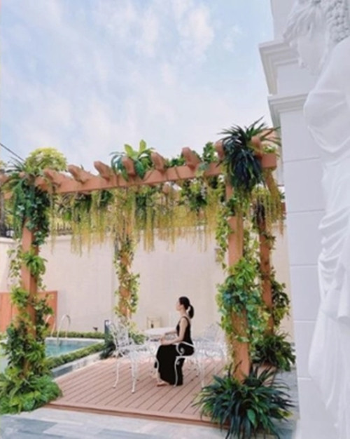 Khu vực sân được lựa chọn nội thất gỗ và tone trắng để đồng bộ.