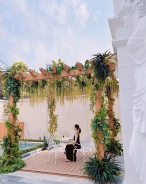 Khu vực sân được lựa chọn nội thất gỗ và tone trắng để đồng bộ.