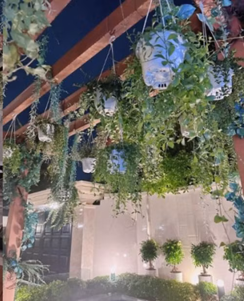 Dù không côn khai giá trị căn biệt thự nhưng Lệ Quyên từng khiến dân tình xôn xao khi tuyên bố 3,6 tỷ chỉ đủ mua cái cổng nhà.