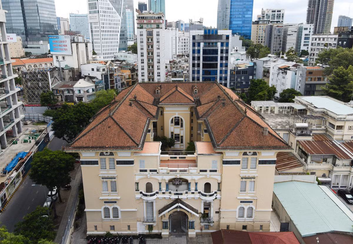 Tòa nhà gồm 4 tầng, mái lợp ngói âm dương, tường dày 40 - 60cm. Ảnh: Người đưa tin