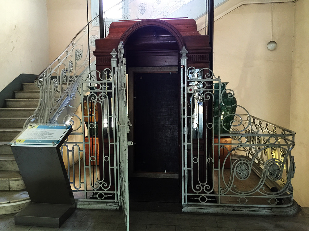 Thang máy - một hạng mục cực kỳ xa xỉ ở Việt Nam thời bấy giờ được lắp đặt cùng thời điểm xây dựng nhà (năm 1929). Ảnh: Ngoisao