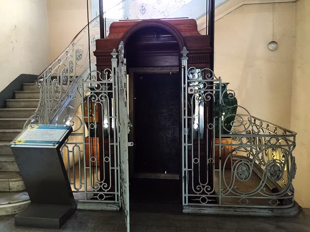 Thang máy - một hạng mục cực kỳ xa xỉ ở Việt Nam thời bấy giờ được lắp đặt cùng thời điểm xây dựng nhà (năm 1929). Ảnh: Ngoisao