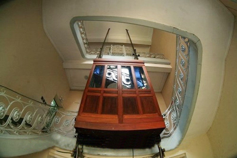 Chiếc thang máy bằng gỗ này được cho là có tuổi đời già nhất Sài Gòn. Ảnh: Người đưa tin