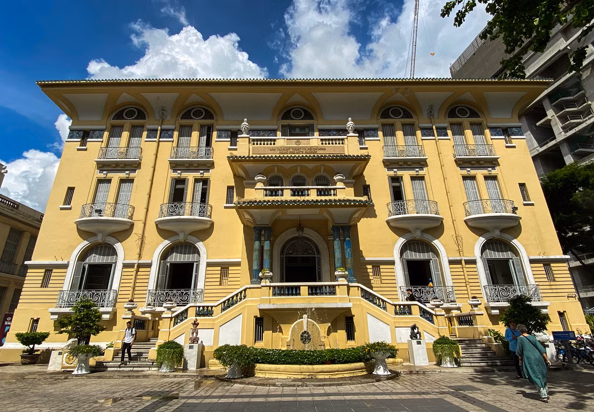 Bảo tàng Mỹ thuật TP HCM nằm trong khuôn viên khu đất tứ giác rộng gần 4.000m2, ở mặt tiền đường Phó Đức Chính (quận 1, TP HCM) từng là tư dinh của đại gia Hứa Bổn Hỏa (Chú Hỏa) - tứ đại phú hào lừng lẫy của Sòn xưa. Ảnh: Người đưa tin