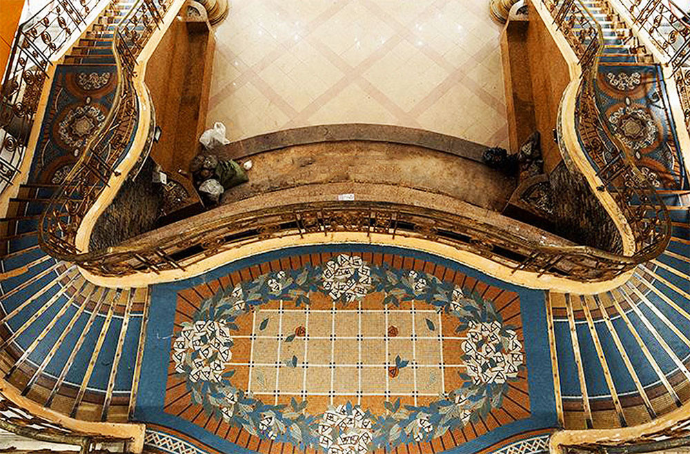 Gạch men, gạch hoa đa sắc, họa tiết được sử dụng linh hoạt ở từng không gian tạo cảm giác gần gũi mà vẫn không kém phận tráng lệ, sang trọng. Ảnh: Thietkebietthu