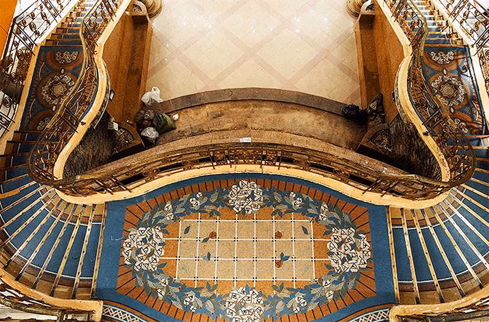 Gạch men, gạch hoa đa sắc, họa tiết được sử dụng linh hoạt ở từng không gian tạo cảm giác gần gũi mà vẫn không kém phận tráng lệ, sang trọng. Ảnh: Thietkebietthu