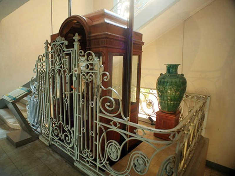 Trải qua gần trăm năm, thang máy vẫn có thể di chuyển lên xuống, song chỉ dùng hạn chế để vận chuyển các hiện vật nặng. Ảnh: Người đưa tin