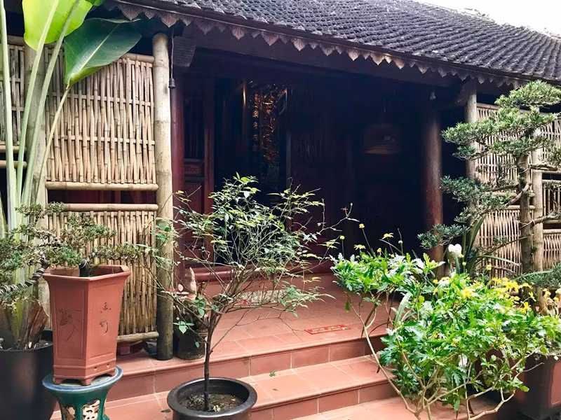 Sự kết hợp giữa chất liệu gỗ và cây xanh mang tới quang cảnh vô cùng thoáng mát, an nhiên. Ảnh: Dân trí