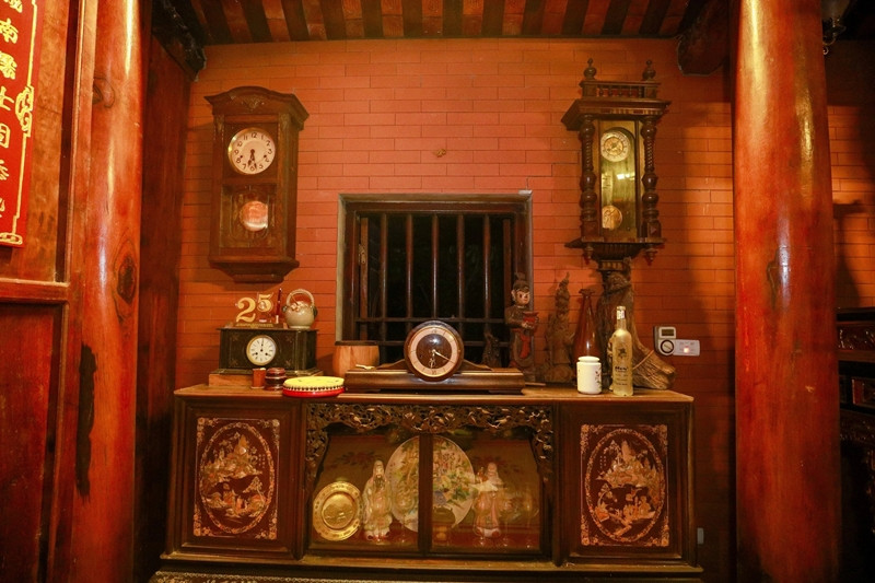 Phía trong gian nhà này có sập gụ tủ chè và những bộ bàn ghế lim được tạo tác rất tinh xảo. Ảnh: Dân trí