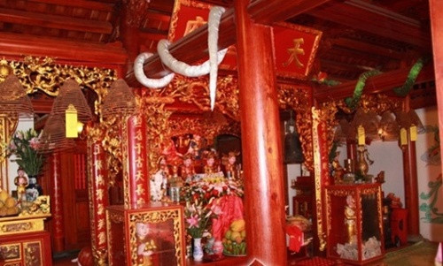 Đáng chú ý, toàn bộ công trình được làm bằng gỗ, trong đó có những loại gỗ quý như gỗ lim, cẩm lai và sến. Ảnh: Vietnamnet