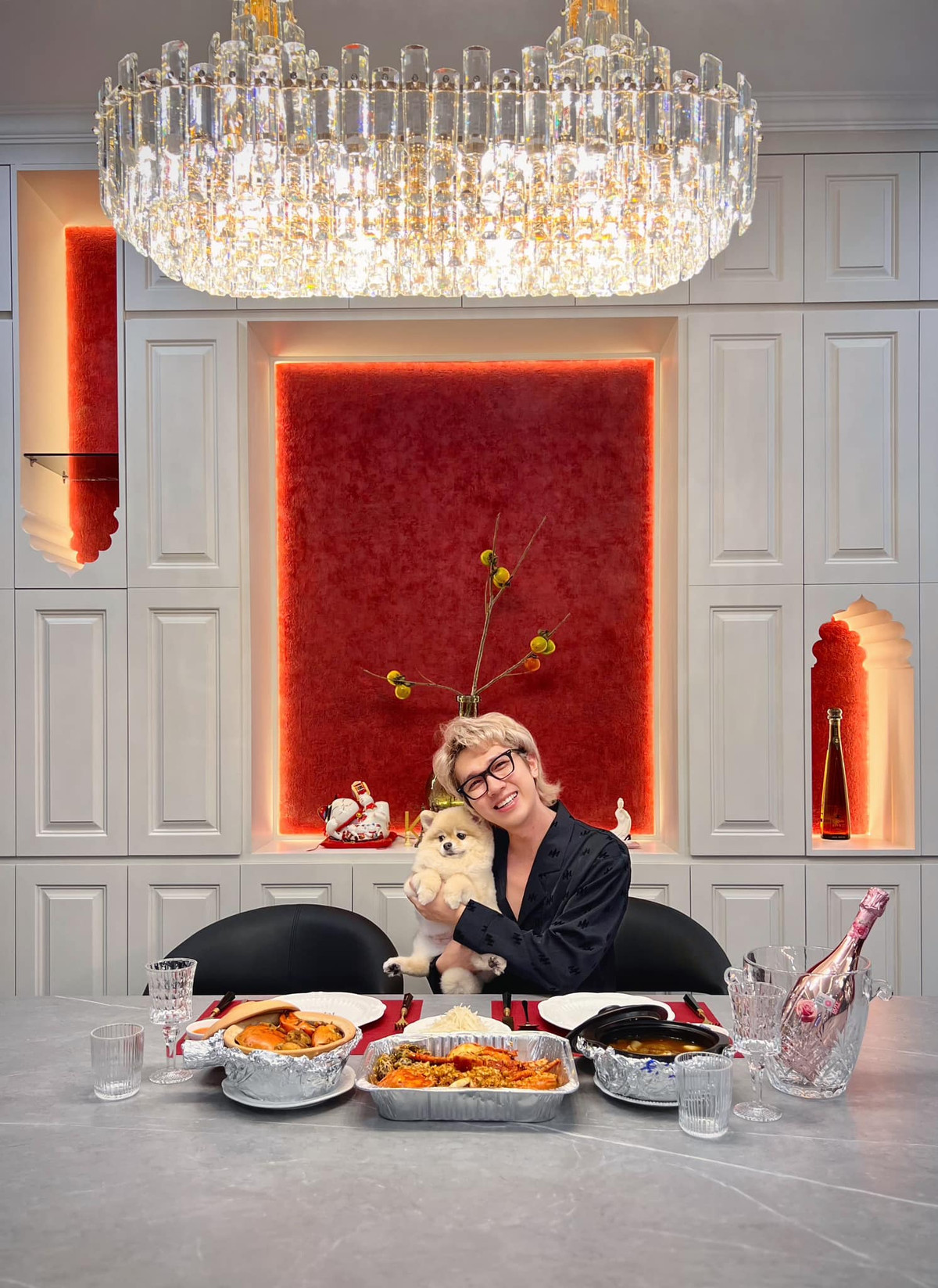 Ngôi nhà sử dụng tông màu trắng chủ đạo và được nhấn nhá bằng một vài màu đỏ.