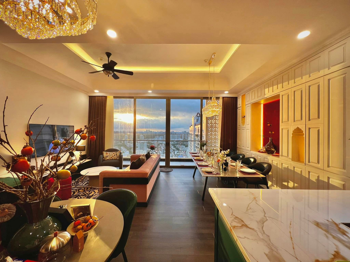 Qua loạt ảnh có thể thấy, căn hộ của MC Minh Xù khá rộng rãi, thiết kế theo phong cách tân cổ điển.