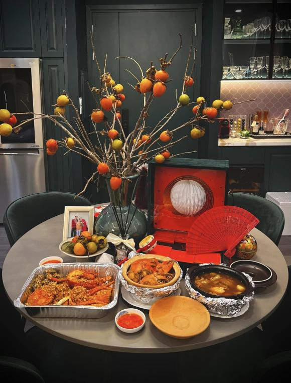 MC Minh Xù trang trí không gian trong nhà ấm áp dịp Trung thu. Nguồn ảnh: FB Minh Bùi