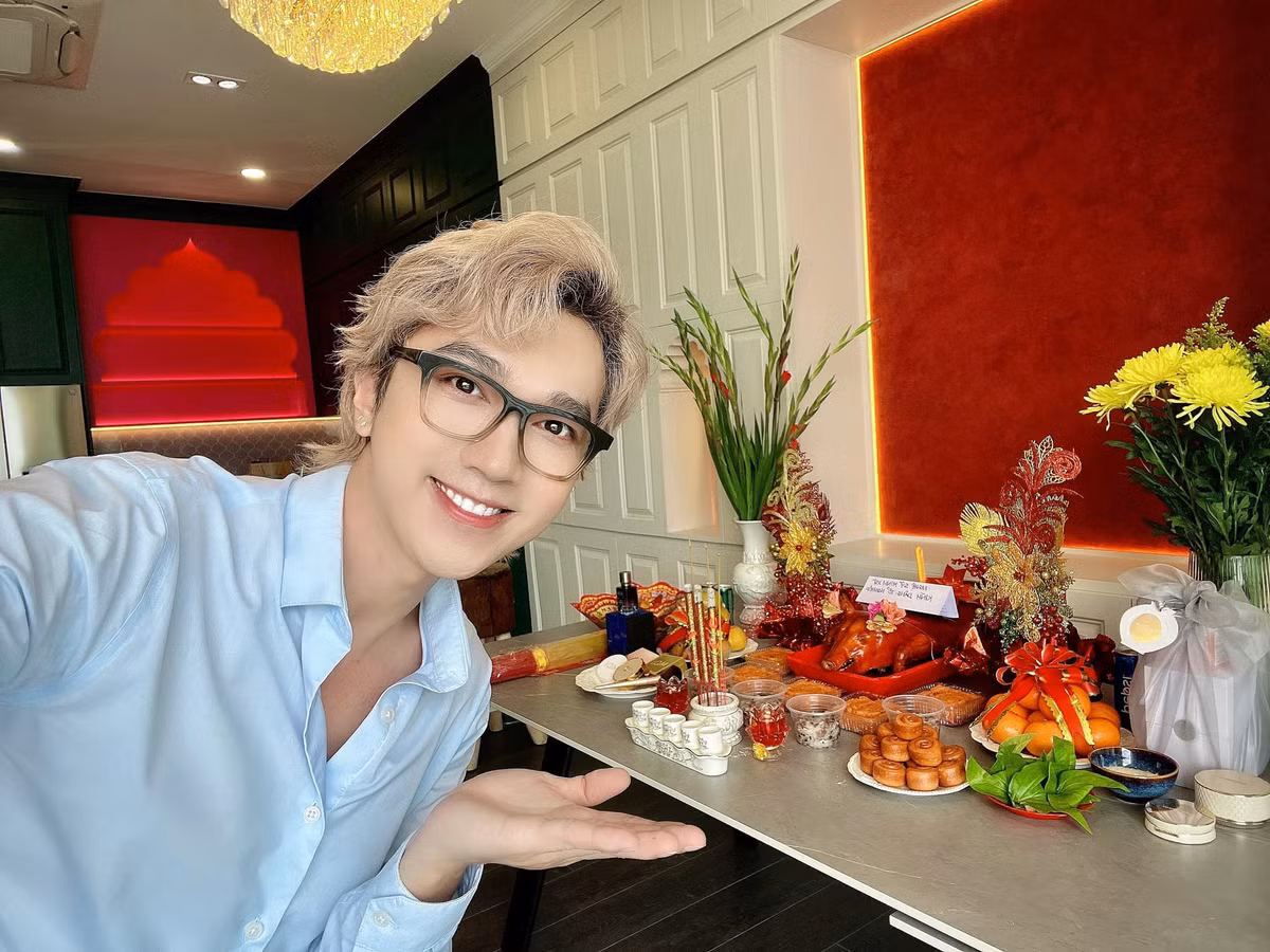 Minh Xù tên thật là Bùi Quốc Minh, sinh năm 1988 tại TP HCM.