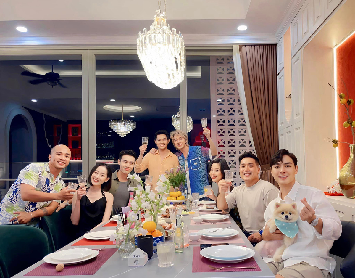 Mới đây, MC Minh Xù mời những người bạn thân thiết đến dự tân gia.