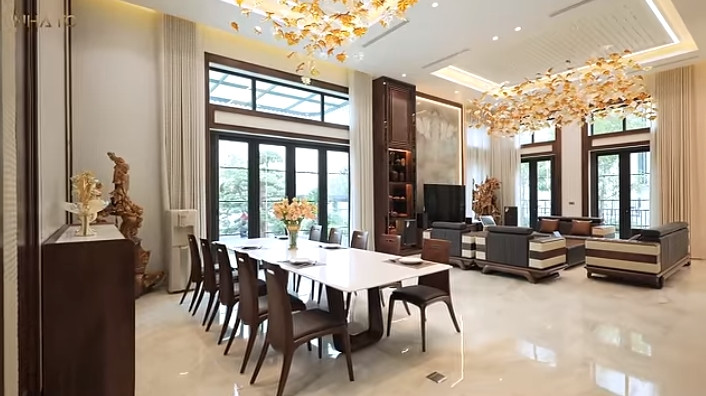 Toàn bộ tầng 1 dành cho không gian phòng khách và bếp.