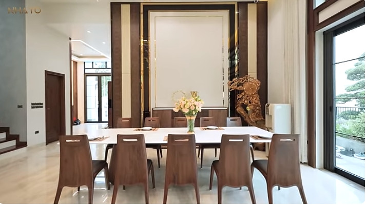 Bàn ăn bố trí cạnh cửa kính lớn, nhìn ra không gian bên ngoài thoáng đãng.