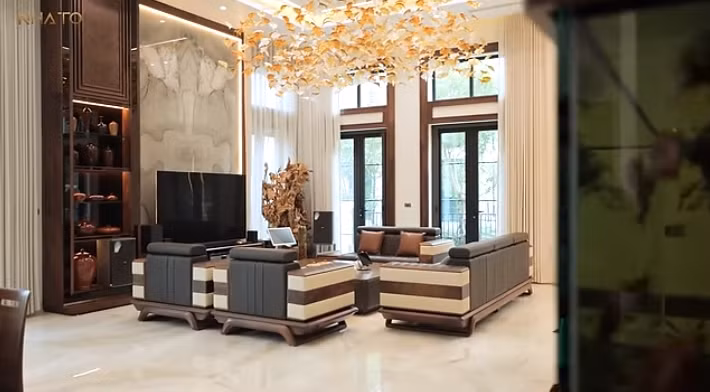 Trần nhà cao 6 mét giúp căn biệt thự luôn thông thoáng.