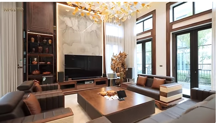 Căn biệt thự có diện tích xây dựng hơn 200 m2 trên xây khu đất 500 m2. Đáng chú ý, ngôi nhà chỉ dành để người giúp việc và lái xe sử dụng, bản thân gia chủ ít khi tới Hà Nội.