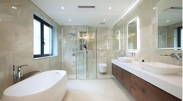 Phòng tắm sang trọng với bồn cầu tự động.