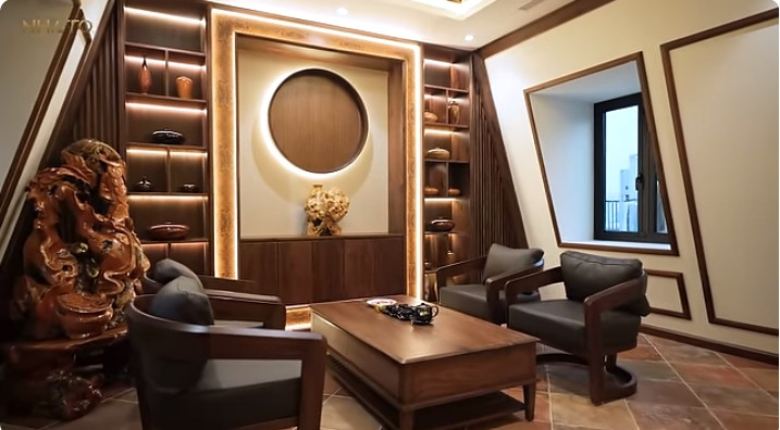 Không gian thờ cúng trang nghiêm và ấm cúng với nội thất gỗ. Nguồn ảnh: chụp màn hình NhaTO