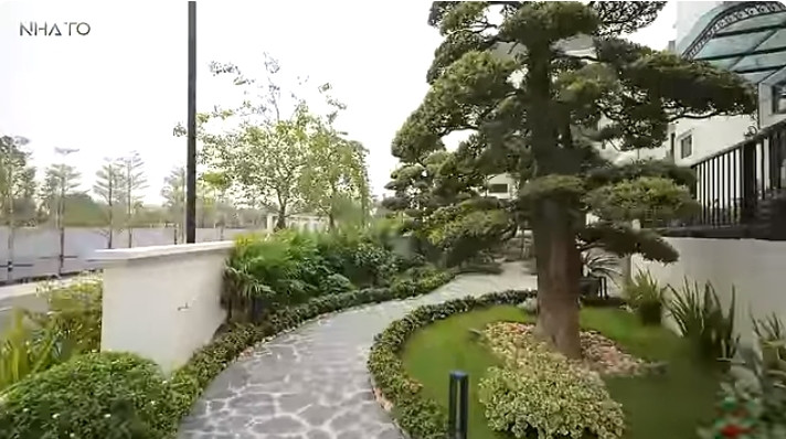 Không gian nhà cực kỳ thoáng đãng, có nguyên một mặt để làm lối vào gara đỗ xe và trồng rất nhiều cây xanh.