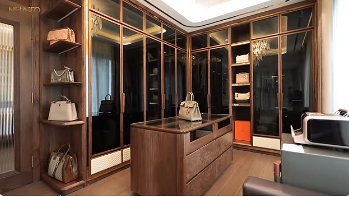 Trong phòng ngủ master còn có phòng thay đồ lớn.