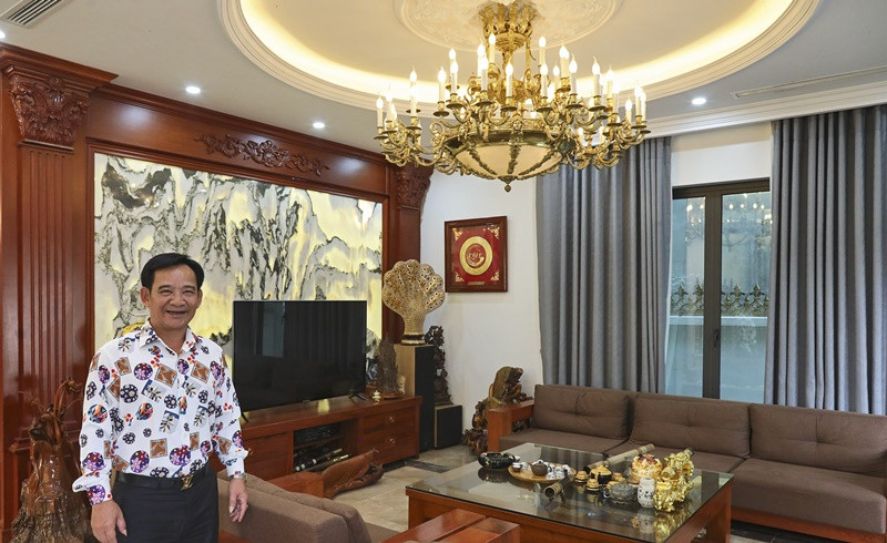 Trong đó, có nhiều đồ trang trí danh hài Quang Tèo được người hâm mộ mọi miền quê tặng trong những chuyến anh đi lưu diễn. Ảnh: Dân trí