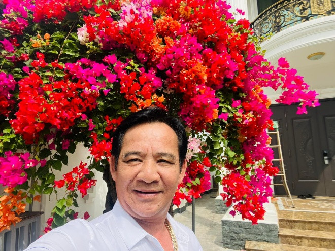 Cây hoa giấy nở đỏ rực một góc sân. Ảnh: FBNV