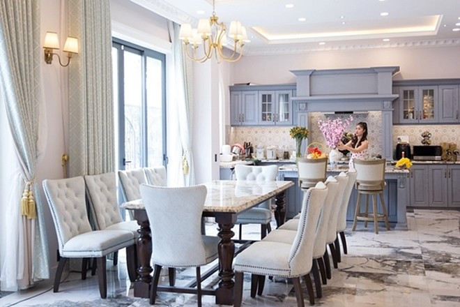 Tổng thể nội thất hài hòa và sang trọng.