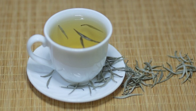 Ngoài độ hiếm, quá trình khai thác và chế biến trà Bạch Long rất tinh xảo. Người dân phải mất 2-3 giờ đồng hồ, để trèo và hái hết búp non của một cây chè cổ thụ. Mỗi búp non đạt trọng lượng từ 100-300gr mới đạt tiêu chuẩn chất lượng. Ảnh: Thienvangsang