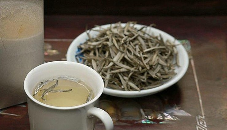 Theo ông Trần Ngọc Lâm - rgười phát hiện ra rừng chè cổ thụ Bạch Long tiết lộ, những cây chè này càng già càng thơm, lá trà nấu nước cả tiếng nước vẫn trong mà ngọt lừ nơi cuống họng. Ảnh: Baophapluat