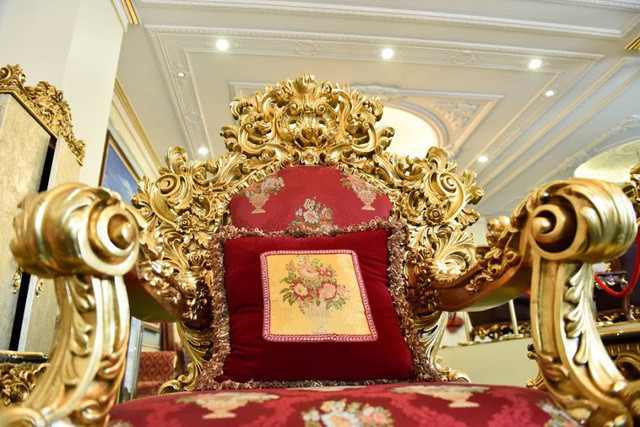 Họa tiết trên ghế đậm chất cổ điển, lấy cảm hứng từ những đồ vật trong hoàng cung xưa. Ảnh: Dân trí