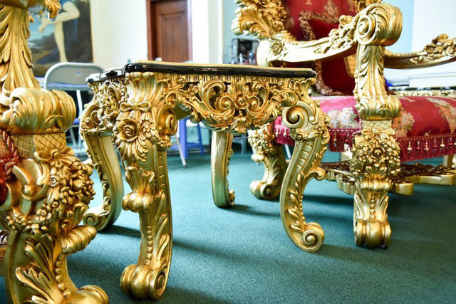 Thời điểm đó. giá bộ bàn ghế lên tới gần 2 tỷ đồng. Ảnh: Dân trí