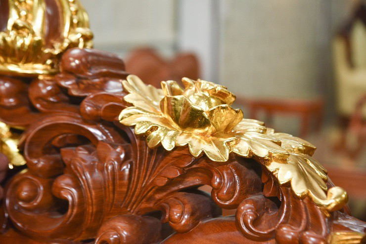 Nghệ nhân đã sử dụng hết 1 lượng vàng 24K để dát lên bộ bàn ghế.
