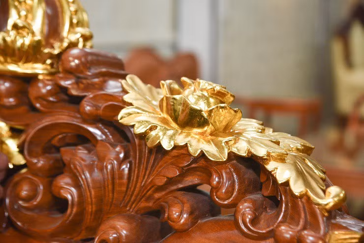 Nghệ nhân đã sử dụng hết 1 lượng vàng 24K để dát lên bộ bàn ghế.