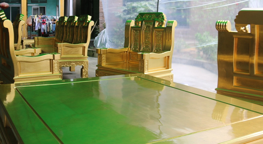 Để dát vàng kín bộ bàn ghế và chiếc sập gỗ, nghệ nhân sử dụng hết 8 cây vàng. Ảnh: Vietnamnet