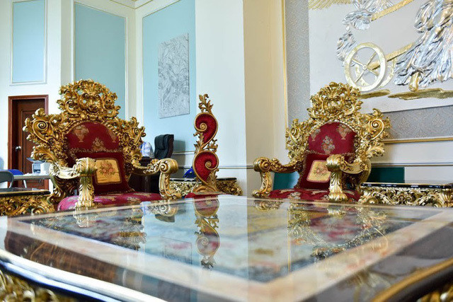 Bộ bàn ghế gồm 18 món trong đó 8 ghế sofa, 2 bàn, 8 đôn... tất cả đều được mạ vàng Ý và nổi bật bởi hoa văn chạm khắc đẹp. Ảnh: Dân trí