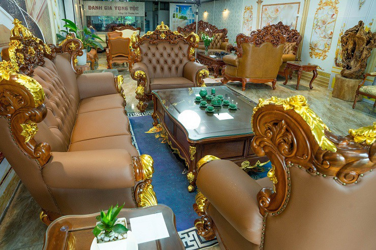Bộ bàn ghế làm từ các nguyên vật liệu cao cấp như gỗ gõ đỏ, da bò nhập khẩu nguyên tấm, đệm mút... cùng quy trình chế tác nghiêm ngặt. Ảnh: Người đưa tin