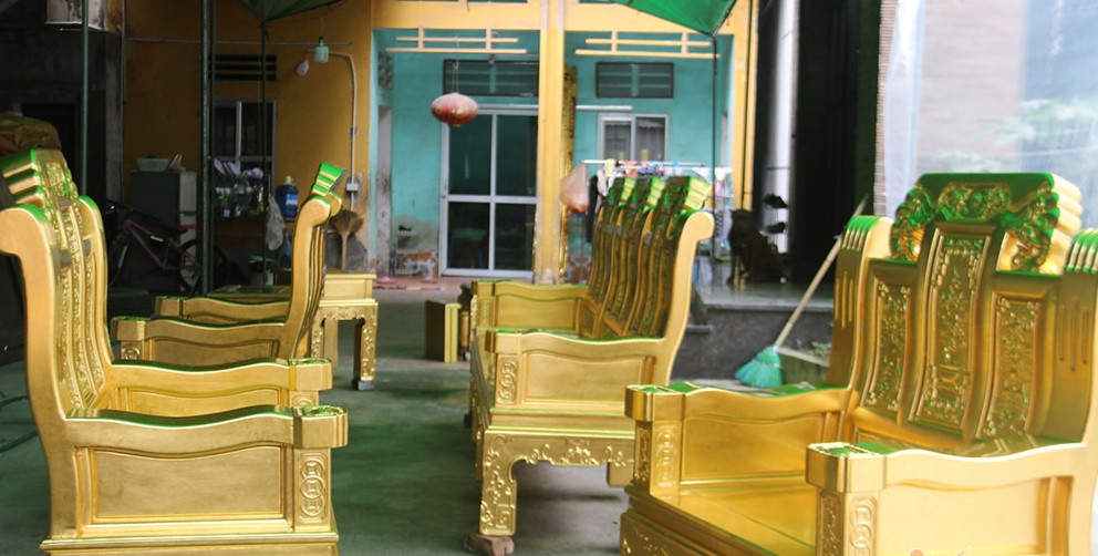 Thời điểm đó, giá trị bộ bàn ghế 1,1 tỷ đồng, cộng thêm chi phí dát vàng là 380 triệu đồng. Ảnh: Vietnamnet