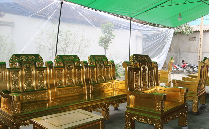 Trước đó, năm 2020, nhiều người không khỏi “trầm trồ” trước bộ bàn ghế dát vàng rực rỡ của nghệ nhân Lê Bá Chung tại xã Kiêu Kỵ (Gia Lâm, Hà Nội). Ảnh: Vietnamnet