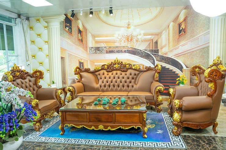 Mới đây, nghệ nhân Nguyễn Thế Anh, trú tại xã Liên Hà (Đông Anh, Hà Nội) ra mắt bộ bàn ghế dát vàng thu hút sự chú ý của nhiều người. Ảnh: Người đưa tin